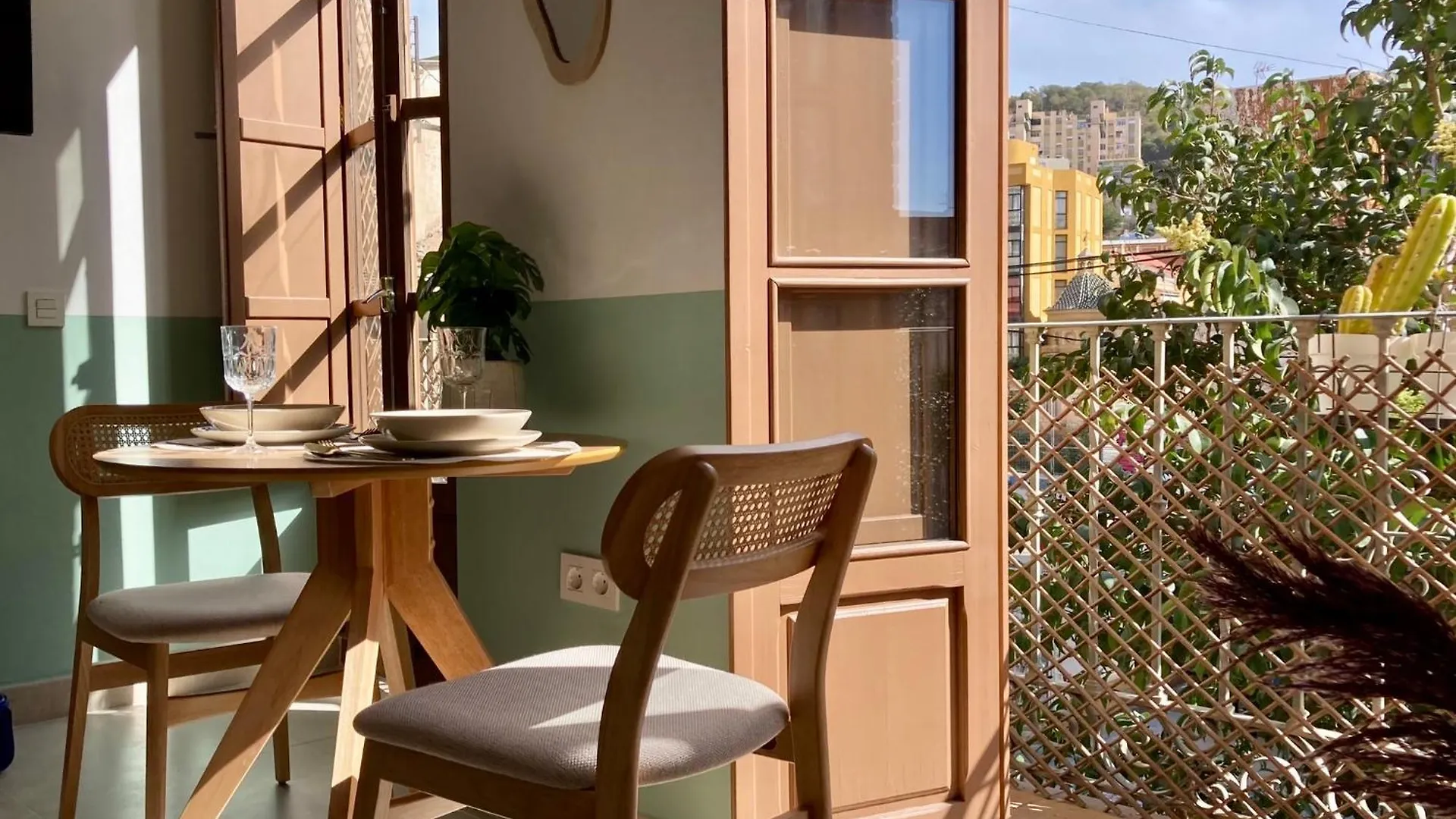 Nieuw - Kleurrijke Studio Met Frans Balkon Málaga